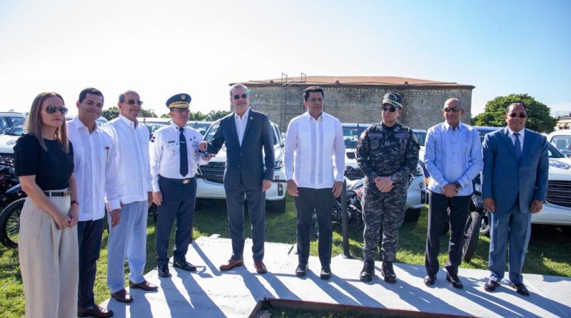 En su esfuerzo por seguir fortaleciendo la seguridad turística; el presidente Luis Abinader y el ministro David Collado entregaron vehículos.